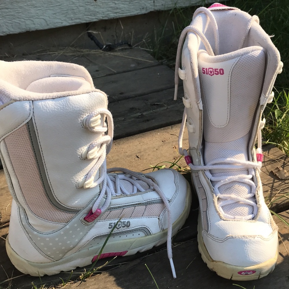 Snowboard bindings white pink 
Heavy! Will be over weight package.